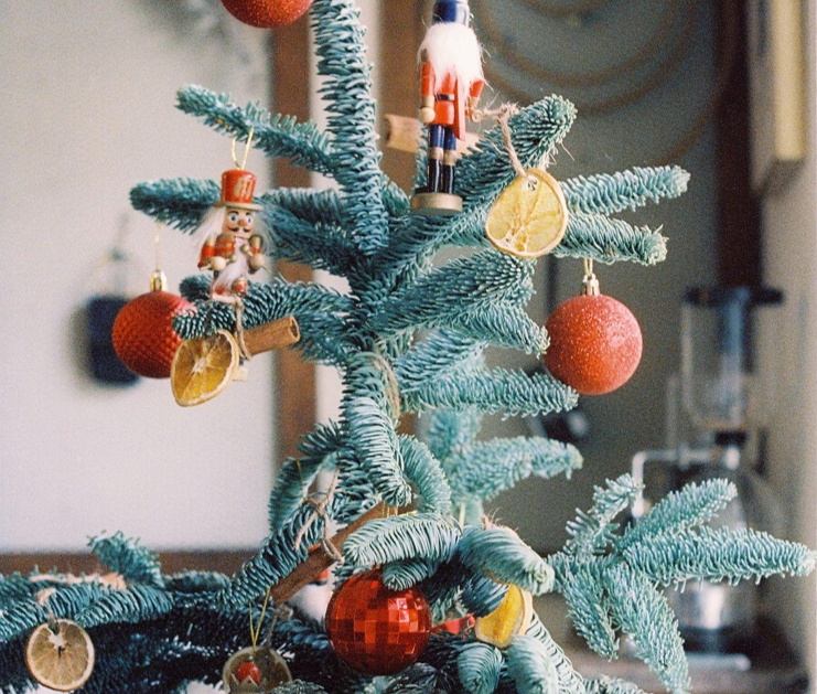 Pre-Lit Christmas Trees and Christmas Star Toppers: A Guide to the Perfect Holiday Decorations